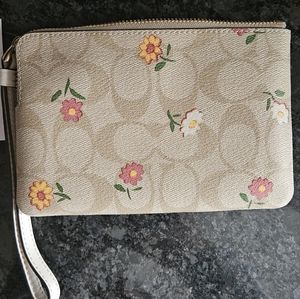 Bnwt coach wristlet